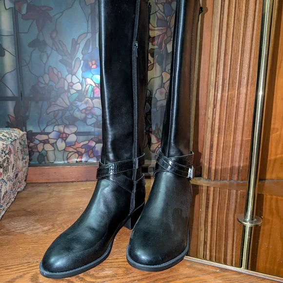 Elegant Black Knee High Boots - Picture 2 of 4